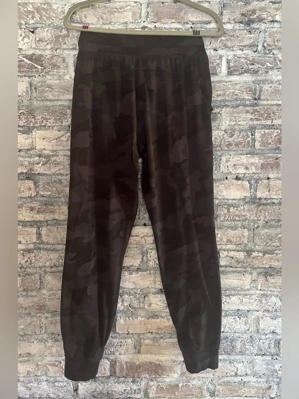 lululemon athletica Women's Dark Camo Joggers, hidden pockets, great condition
